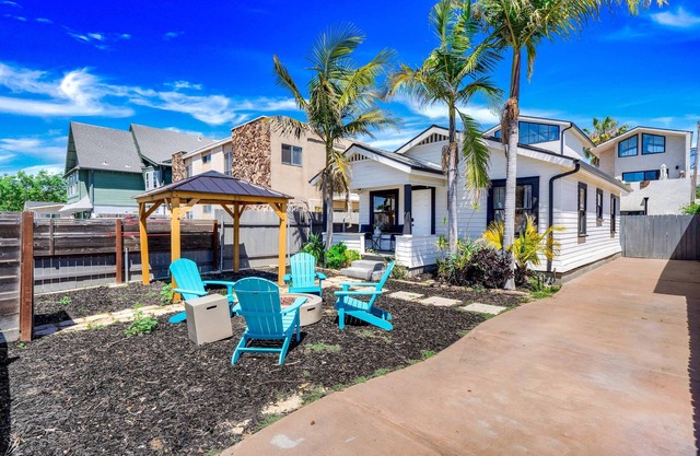 Mid-City 2BR Retreat: Firepit Nights + Free Parking