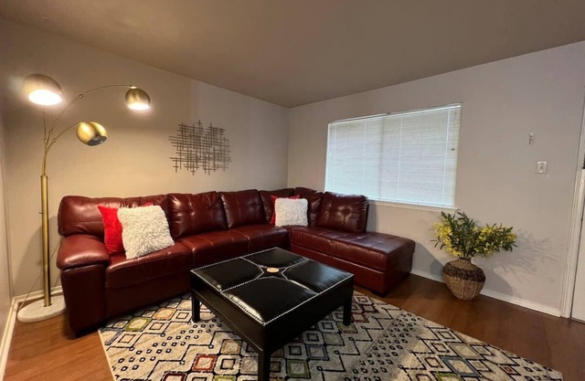 Mid-City One Bedroom Apartment with King Bed