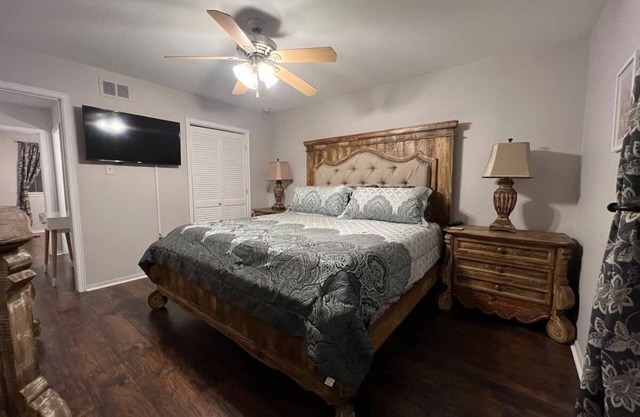 Mid-City townhouse 2 BR apt