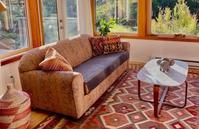 Mid-Mod Cozy Cabin In Snug Cove