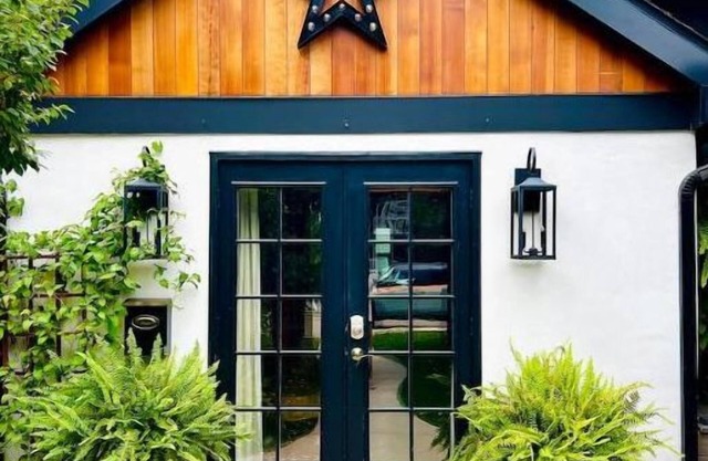 Mid/Mod ' Little House' in Old Town Louisville