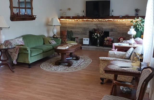 INKARCERATION only- 2 night min. A must stay for vintage lovers pet friendly