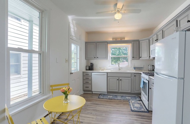 Mid term rental King bedroom - ideal Stay for Working Travelers