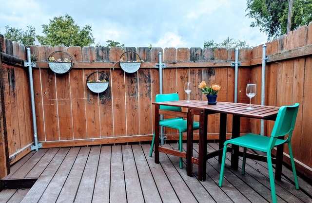 Mid Term Rental:Stylish Studio, Centrally Located in Quiet Safe Neighborhood