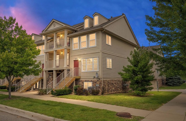 Mid Term to Long Term Stay - Cozy End Unit Condo FURNISHED with 1 car Garage!