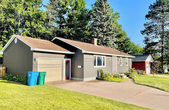 Mid to Long Term Charming 2-bedroom house in enchanting Marquette with WiFi