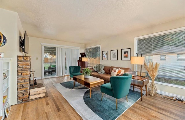 MidCentury Modern 3BR 2BA + Hot Tub in College District