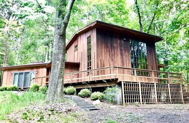 Midcentury Modern Cabin Home in den Wäldern - unter 2 Stunden von Nyc!