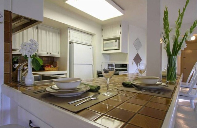Mid-Century-Modern Garden Level Apartment