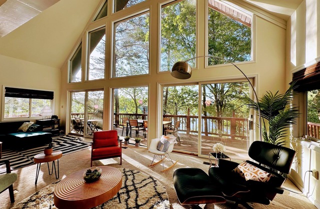 Midcentury Modern Lake House, gorgeous views, deck, 4-bedrooms in Lusby/Solomons