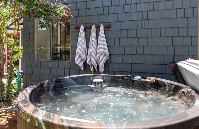 Midcentury Modern, Pet Friendly, Hot Tub!