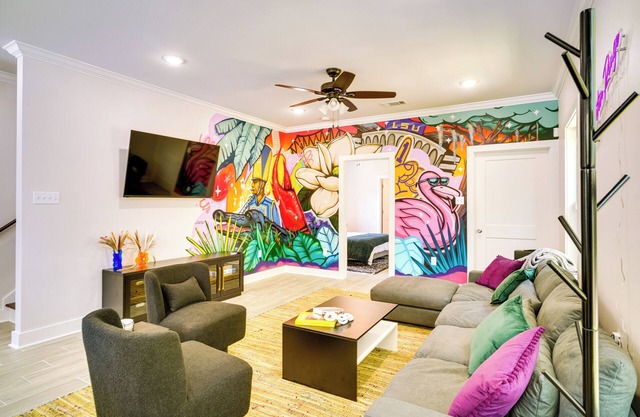 MidCity Mural House in Baton Rouge: 3 Mi to LSU!