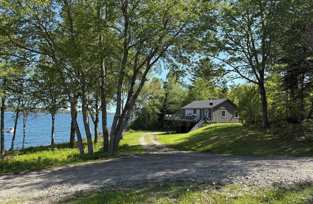 Midcoast Maine beauty, enjoy waterfront 2-bedroom cottage on Muscongus bay.
