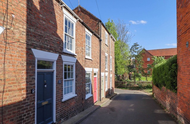 MIDDLE COTTAGE, pet friendly, with a garden in Louth