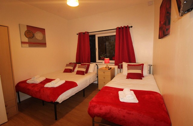 Middlecroft house is a mid terrace house near to the center of Staveley Chesterfiled