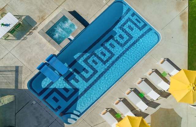 Midcentury Marvel - 1/3 Morgen! 4 Schlafzimmer Schwimmbad! Spa! 2 Kamine! Mtn. Ansichten!
