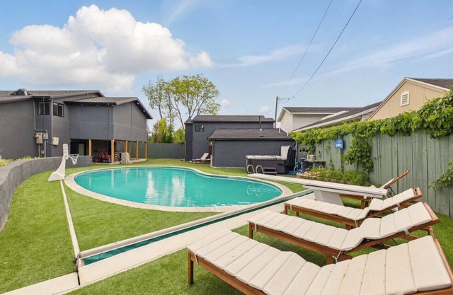 Luxe Midnight Poolhouse| Pool | Hot Tub | Sauna