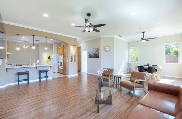 Midterm Rental 30 days Cozy 2BR House Beautiful Backyard Free Parking Fast WiFi