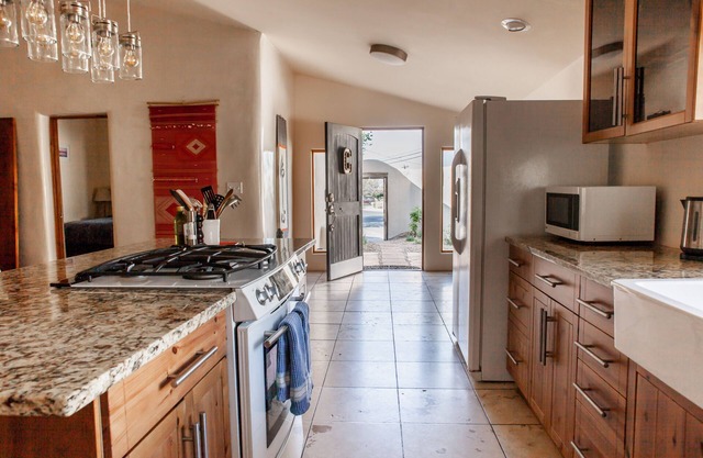Midtown 2 bed Casita with A/C, Fast WiFi, Private Garden and Parking/2Cars.