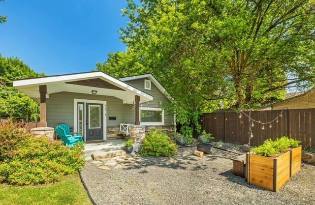 Midtown Bungalow, 3 blocks to shops & dining!