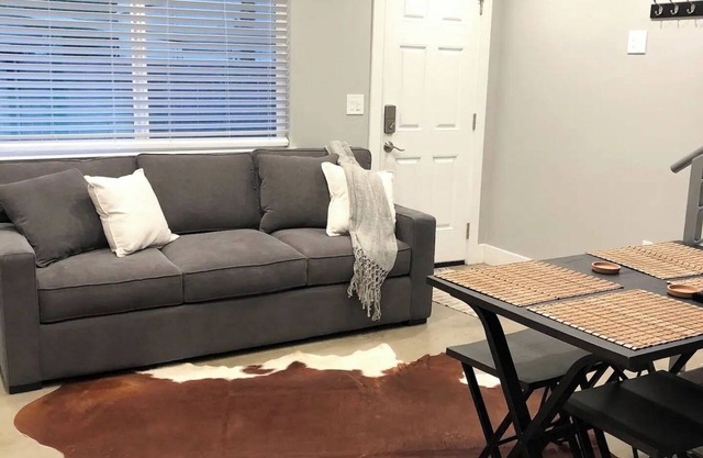 Midtown Charm: Loft, Private Parking, Perfect Spot