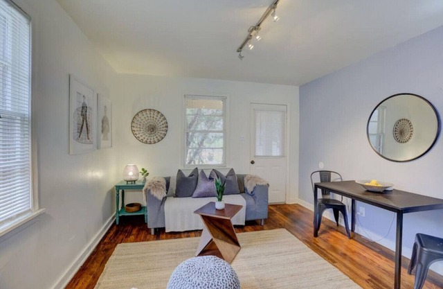 Midtown Cottage walk to Overton Square!