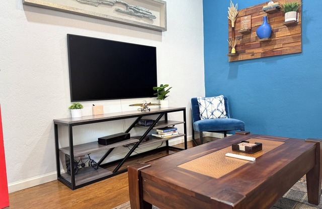 Midtown Gem: 1BR Duplex Near Ice Blocks and Top Restaurants!