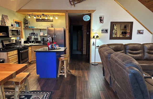 Midtown Hideaway- Cozy A-Frame Cabin with canyon views