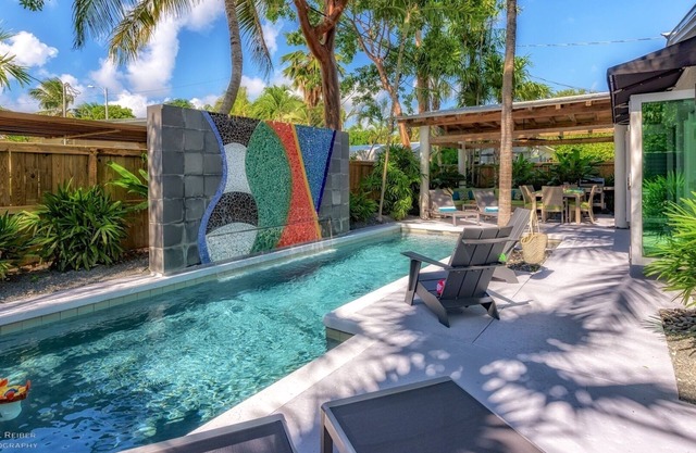 ** MIDTOWN MOSAIC @ CASA EAST ** Compound-Style Privathaus & Pool + LETZTE SCHLÜSSELDIENSTLEISTUNGEN…