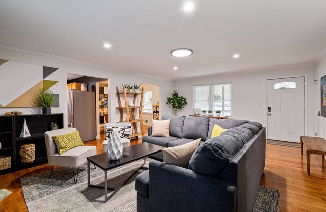 Pet-Welcoming Decked Out 3BR Near Atlanta Golf