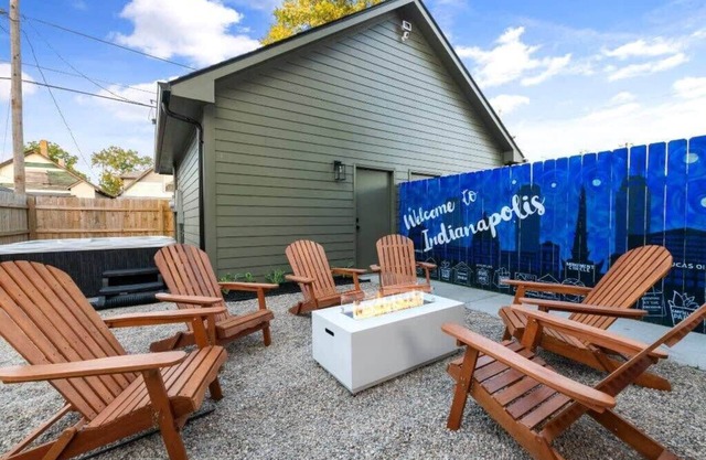 Midwest Moonlight! l Hot Tub, Fire Pit, Arcade!