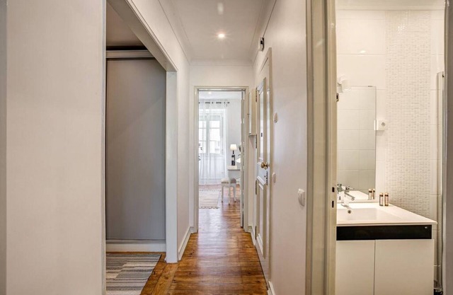Miguel Pais · Sunny Apartment in the Heart of Príncipe RealReal