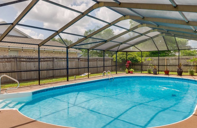 'Mike’s Place' Spacious Home, Private Yard & Pool