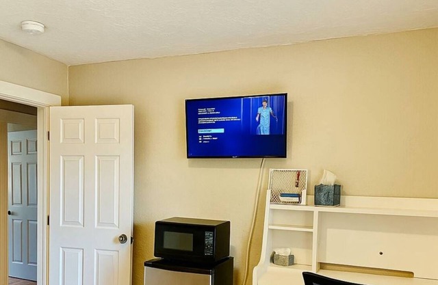 Milford Queen Room w/ A/C, Fast Wi-Fi & Shared Bath – Peaceful Stay
