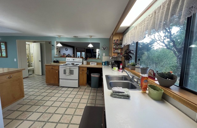 Milk and Honey Farmhouse, a charming family-friendly 3-bedroom stay in Albion.