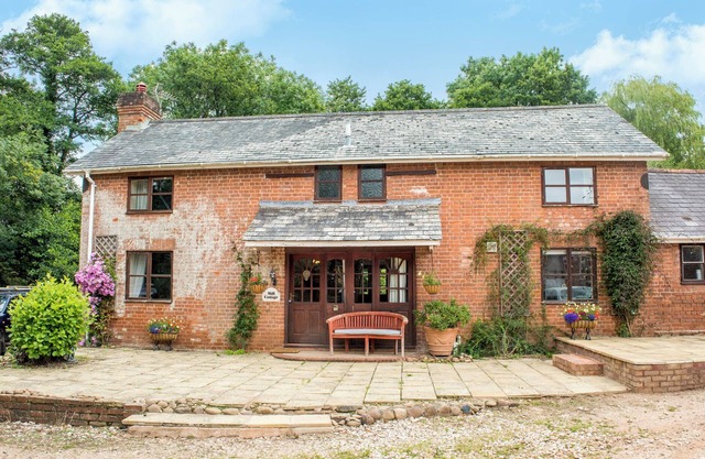MILL COTTAGE, pet friendly, character holiday cottage in Aylesbeare