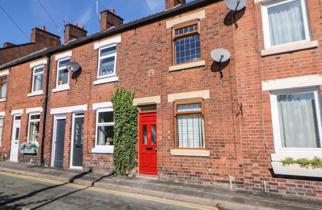 MILL COTTAGE, pet friendly, character holiday cottage in Leek