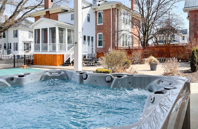 Mill Haus - Heated Swimming Pool, Hot Tub, Dog Friendly, Downtown