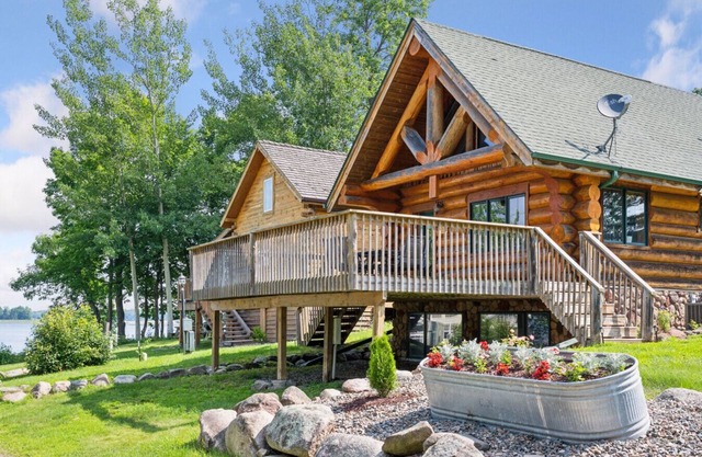 Mille Lacs Cabin on lake, near trails and casino - Black Bear