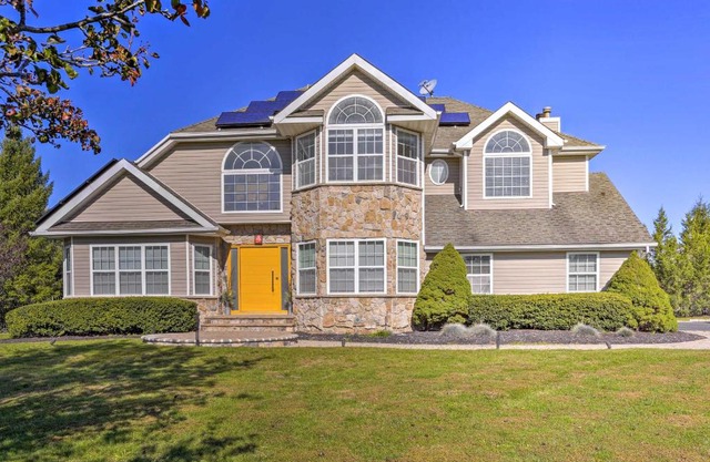 Miller Place Getaway with Pool about 4 Mi to Beach!