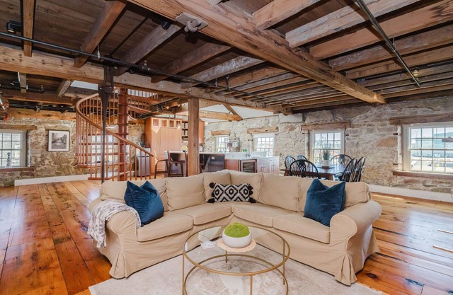Millie's-Historic New Bedford, 2BR w. water views