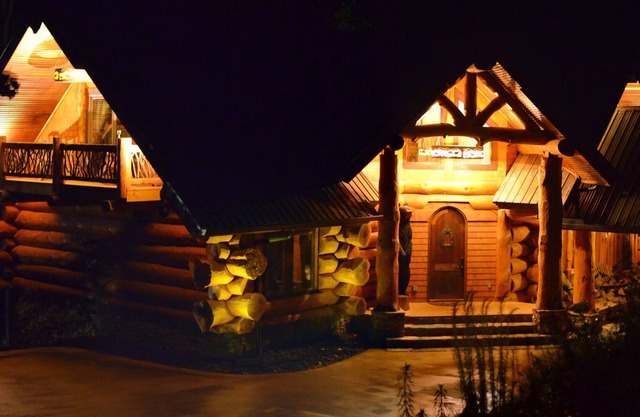 $ Million Custom Log Home auf einem 9 Hektar großen Mountain Estate mit 20 Fuß breitem Stream