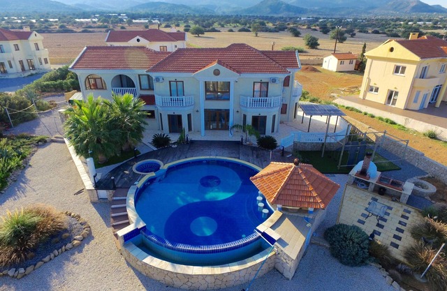 Million Dollar Mansion mit riesigem Infinity-Pool, Whirlpool und Poolbar