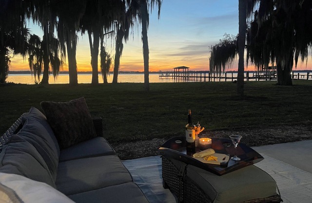 Million dollar riverfront views - Large updated 2 acre retreat family getaway.