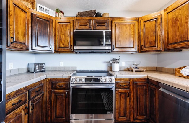 MILLION DOLLAR VIEW! nCome stay in our beautifully updated condo.