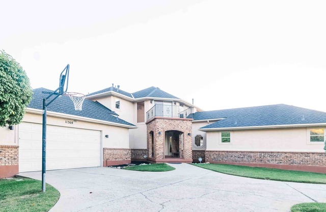 Million dollar views of the mountains! Million dollar views of a city scape!