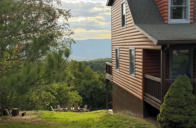 Million Dollar Views. Peaceful Solitude. Rustic cabin. 90 minutes from DC.