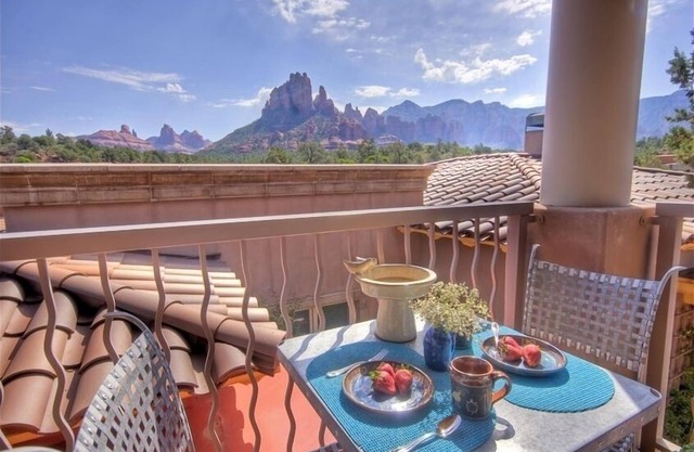 * Weitreichende Aussicht * Whirlpool * Kamin * Private Deck * Walk to Shops & Creek *