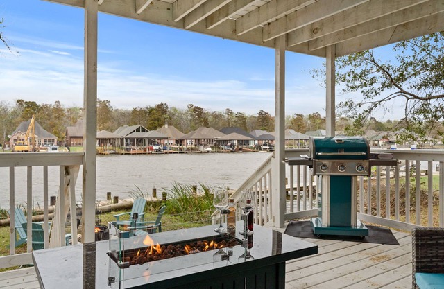 MILLON DOLLAR VIEWS/ HOT TUB/ LAKEFRONT