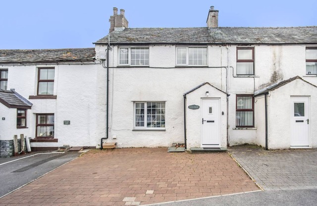 Millside Cottage - a cottage that sleeps 4 guests in 2 bedrooms